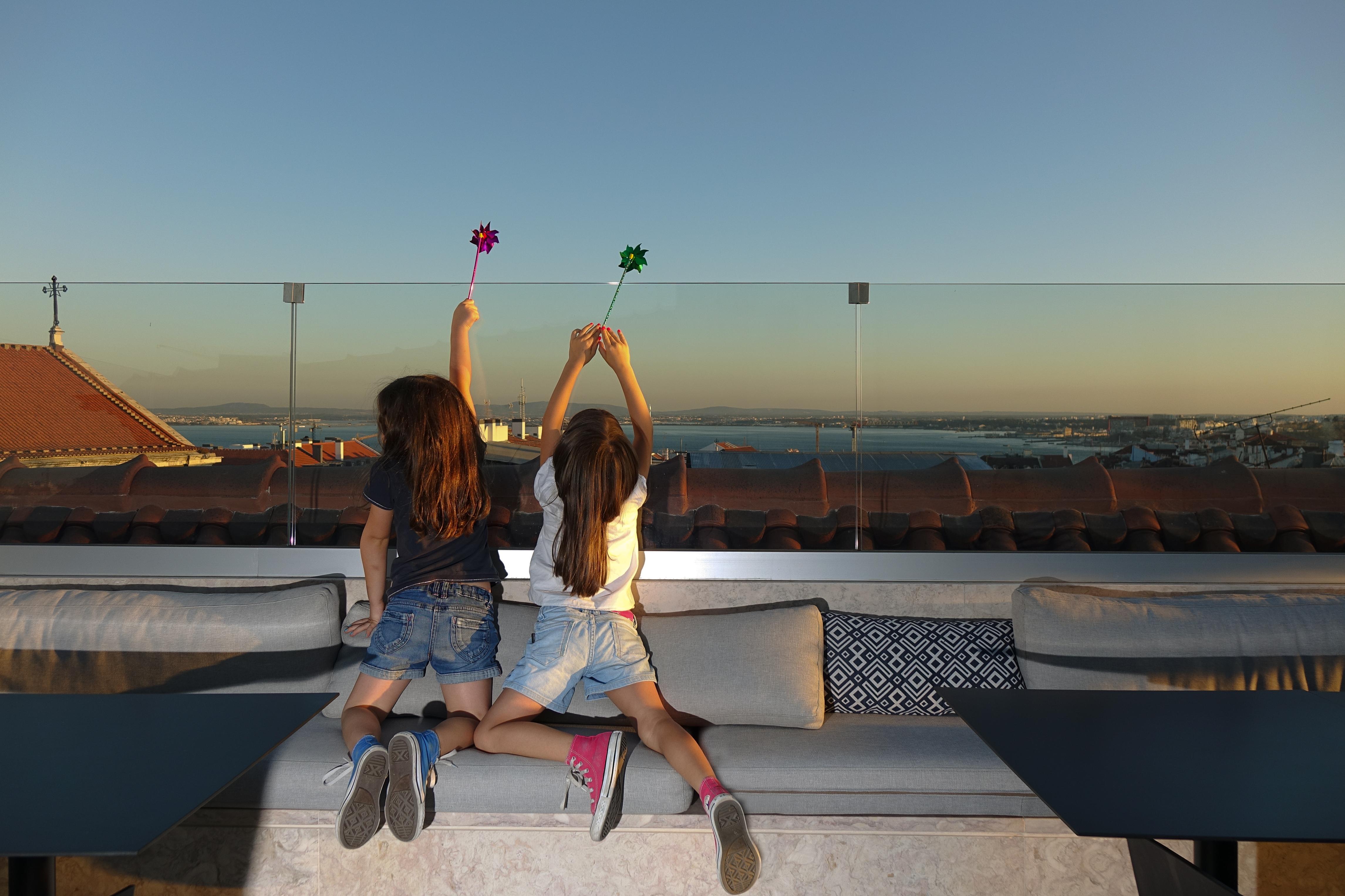 路米亚罗斯水疗酒店 Lisboa 外观 照片 Two girls playing with the yo-yo