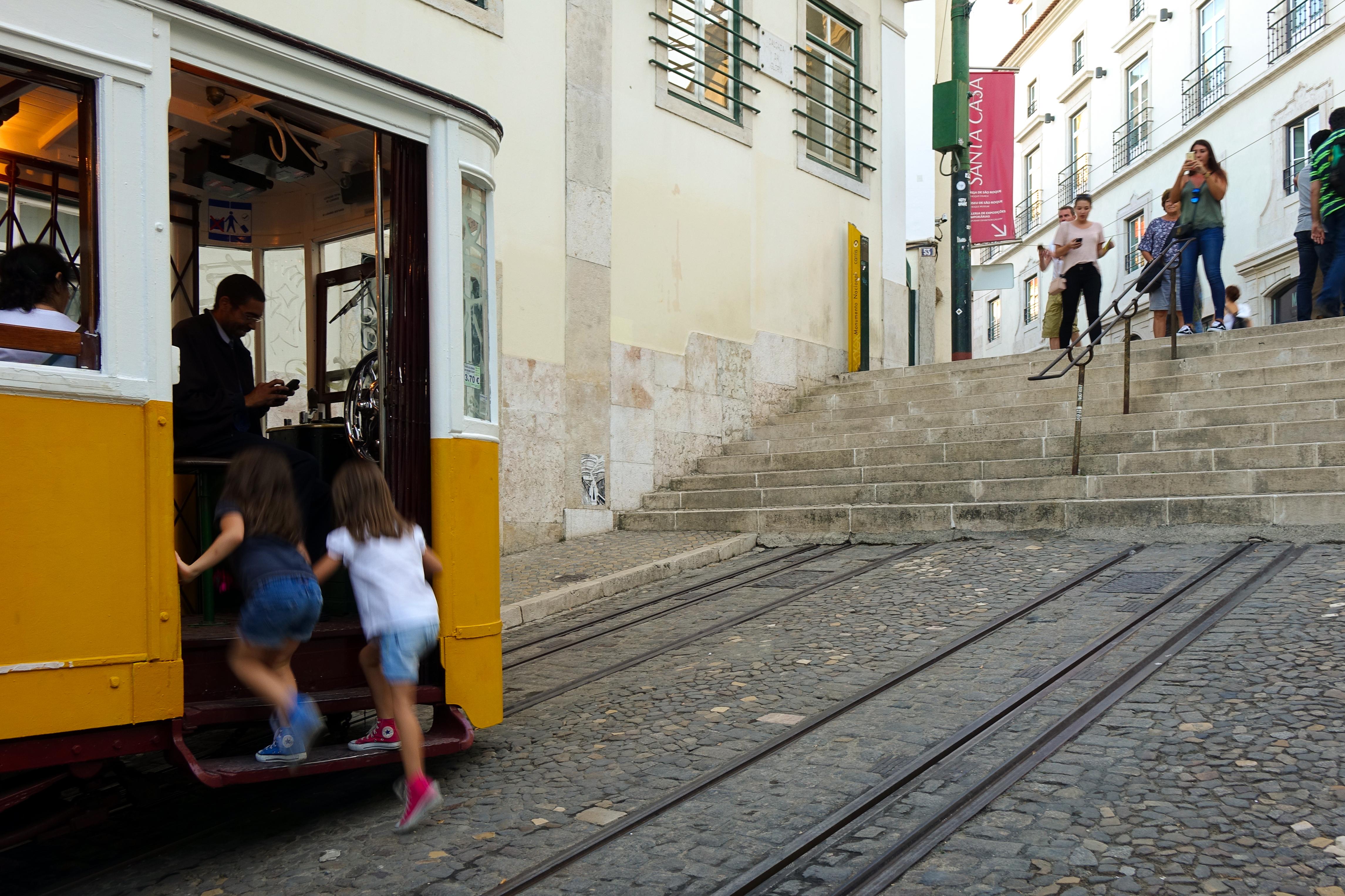 路米亚罗斯水疗酒店 Lisboa 外观 照片 The lower end of the street, with the tram